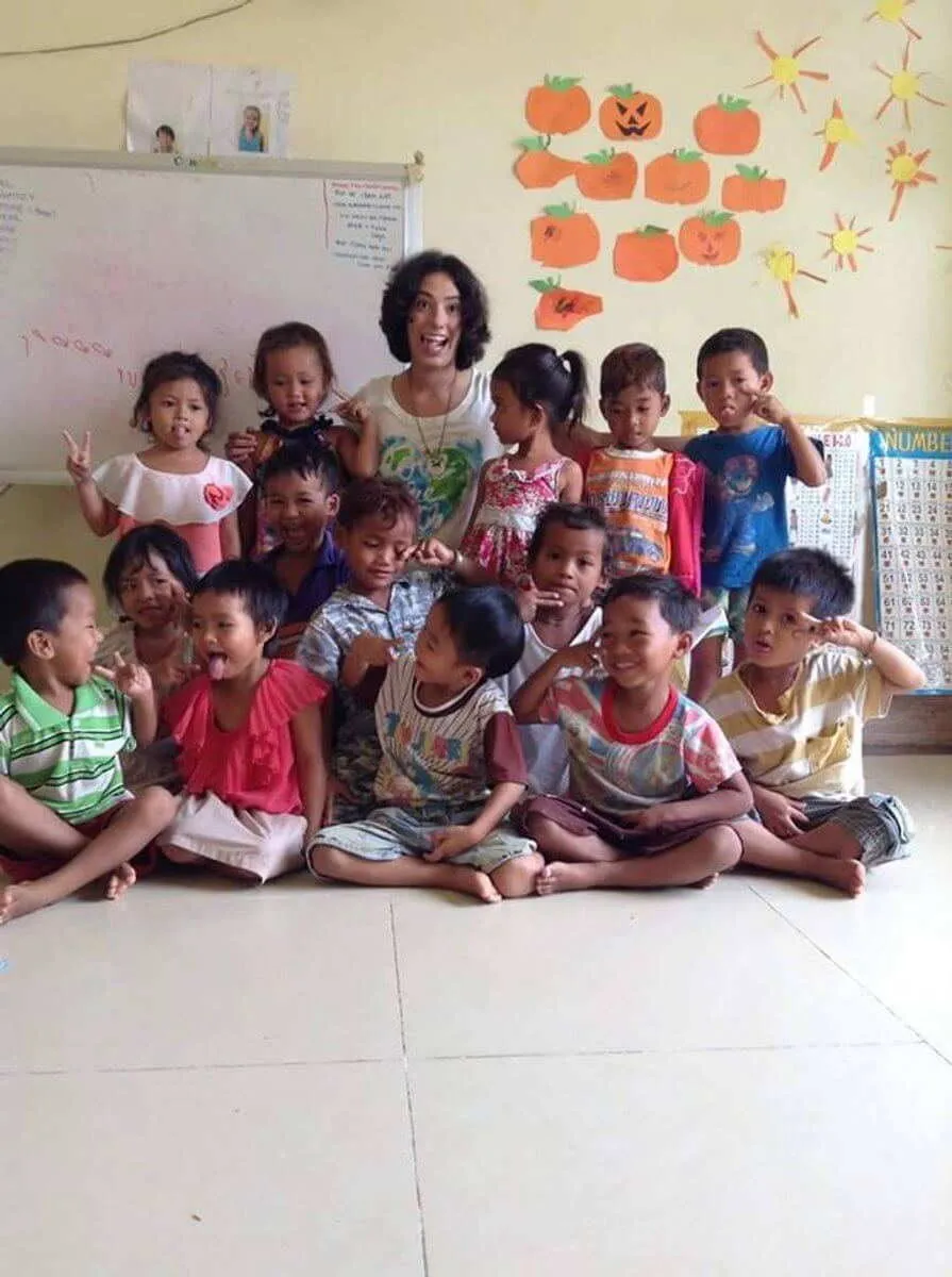 Photo de groupe avec des enfants au Cambodge