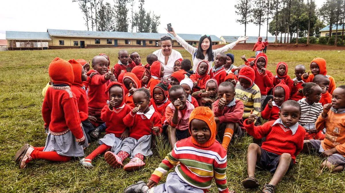 Photo de groupe des élèves et des volontaires, projet éducatif au Kenya