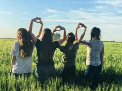 Colonie humanitaire pour ados : nos conseils et destinations pour une aventure solidaire