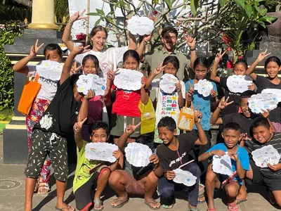 Enfants et volontaires du projet éducatif à Bali