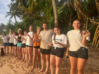 Groupe de volontaires sur une plage du Sri Lanka