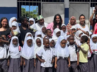 Volontaires et écoliers du projet éducatif à Zanzibar