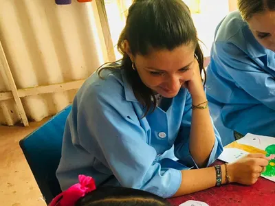 Volontaires en atelier de dessin avec des enfants au Sri Lanka