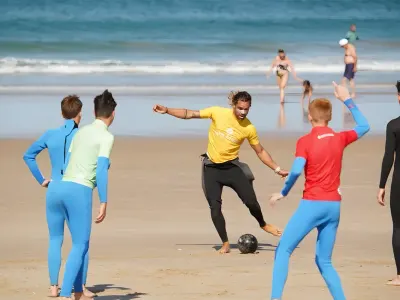 Camp d’été sportif : football, rugby, surf pour des vacances actives