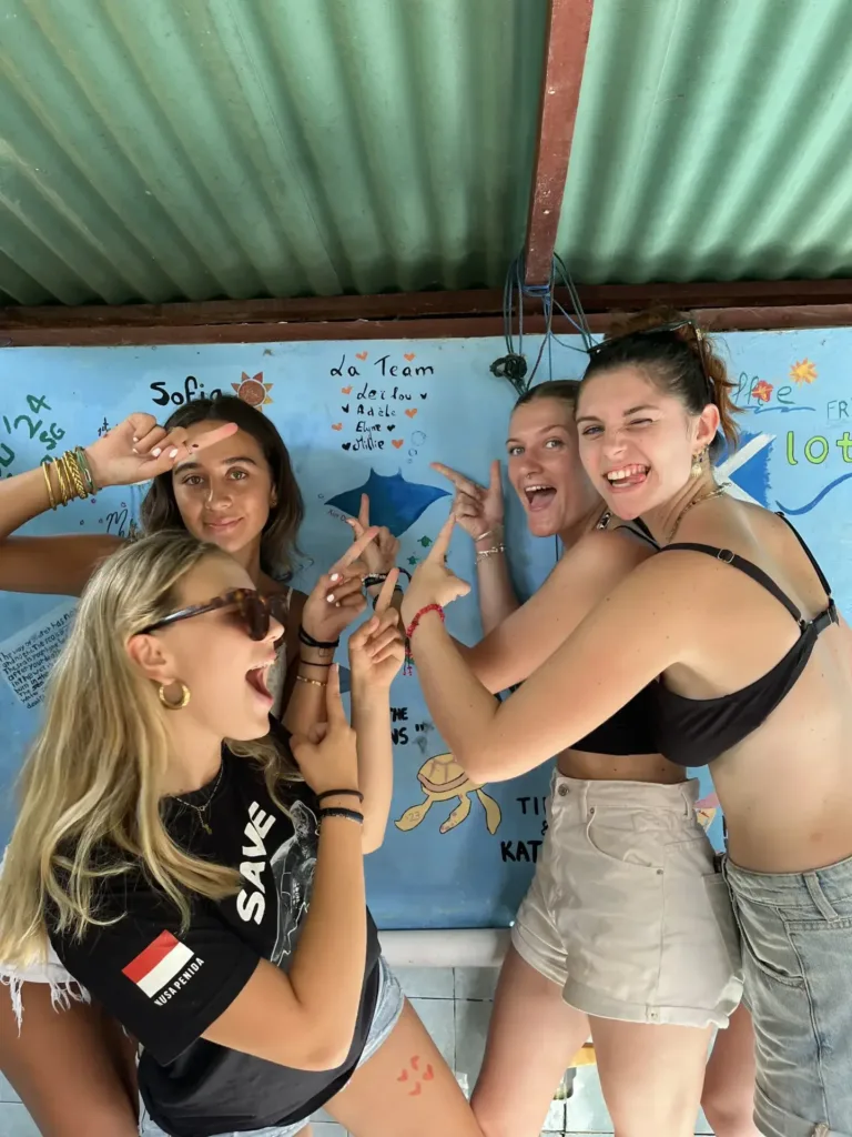 Un moment de groupe devant les murs décorés du centre.